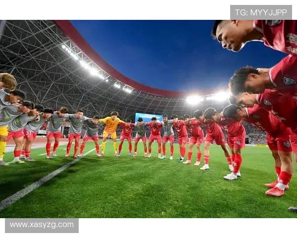 苏超盐城队郑文煊进球后举受伤队友庞智超球衣展现团队情谊